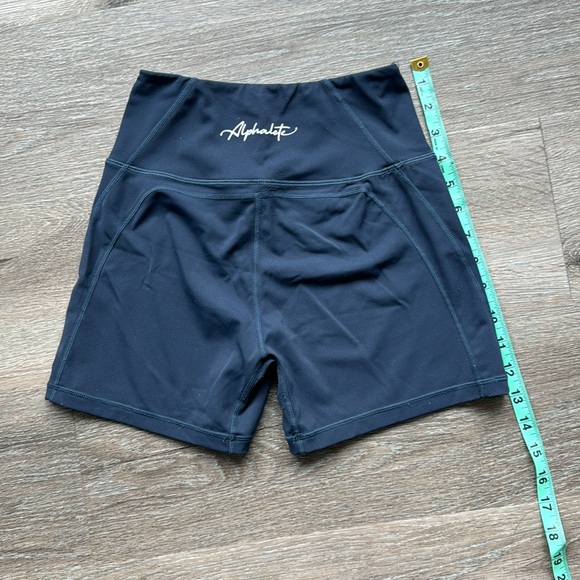 Alphalete shorts in navy - Picture 4 of 4